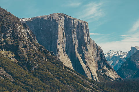 rochoso, montanha, azul, céu, o capitão, Rocha, penhasco, árvore, floresta, natureza, scenics, panorama, Parque Nacional de Yosemite, ao ar livre, rock - objeto, cadeia de montanhas, Parque Nacional, Pico da montanha, ninguém, EUA, terreno extremo, vale, dia, beleza na natureza, scenics - natureza, cena tranquila, tranquilidade, meio Ambiente, cena não urbana, formação, idílico, montanhas Rochosas, controlo remoto, temperatura fria, Geografia física, montanha coberta de neve, 5K, CC0, domínio público, royalty free