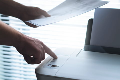 en utilisant, imprimante de bureau, homme, Bureau, imprimante, La technologie, affaires, document, documents, loi, avocat, légal, commercialisation, papier, formalités administratives, impression, travail, ordinateur, main humaine, personnes, portable, moniteur d'ordinateur, homme d'affaire, l'Internet, femmes, homme d'affaires, partie du corps humain, avion, une personne, Seulment les adultes, fermer, main, la communication, à l'intérieur, Vrais gens, Hommes, lien, Technologie sans fil, partie du corps, journée, modes de vie, Occupation, doigt, 1080P, CC0, domaine public, libre de droits