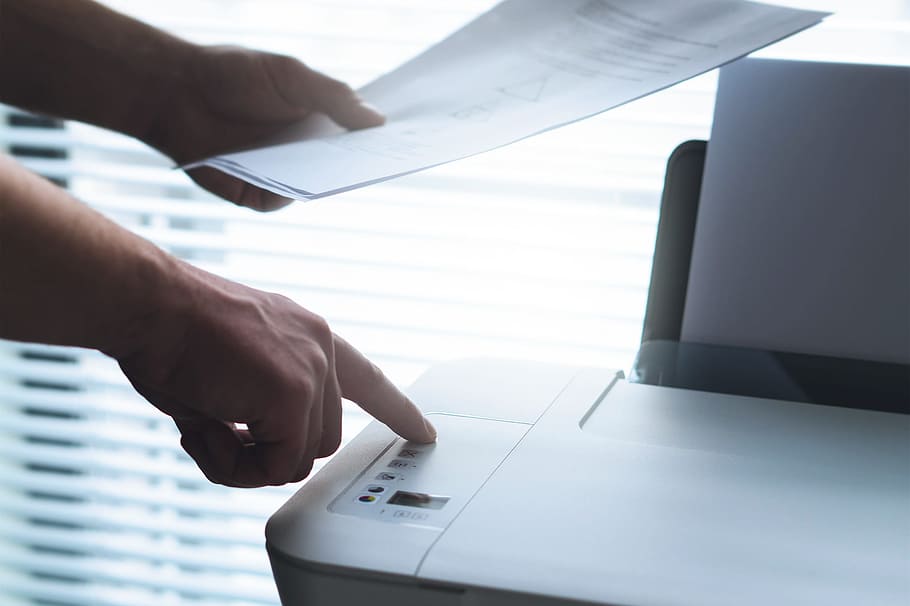 za pomocą, drukarka biurowa, mężczyzna, gabinet, drukarka, technologia, biznes, dokument, dokumenty, prawo, prawnik, prawny, marketing, papier, Papierkowa robota, druk, praca, pracujący, komputer, ludzka ręka, ludzie, laptop, biurko, monitor komputerowy, biznesmen, Internet, kobiety, część ludzkiego ciała, samolot, jedna osoba, tylko dla dorosłych, zbliżenie, dłoń, porozumiewanie się, wewnątrz, prawdziwi ludzie, mężczyźni, połączenie, technologia bezprzewodowa, część ciała, dzień, styl życia, zawód, palec, 1080P