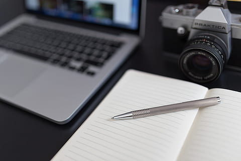 grau, Kugelschreiber, schwarz, Linienpapier, Notizblock, Notizbuch, Stift, Kamera, dslr, Fotografie, MacBook, Laptop, Computer, Technologie, Geschäft, Büro, Schreibtisch, Arbeiten, kreativ, kabellose Technologie, Tabelle, Computerausrüstung, drinnen, Kommunikation, keine Leute, Nahansicht, Verbindung, Möbel, Stillleben, Papier-, Computer Tastatur, Tastatur, 5K, CC0, gemeinfrei, lizenzfrei