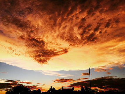 nubes, amanecer, oscuridad, cielo, puesta de sol, nube - cielo, color naranja, belleza en la naturaleza, arquitectura, naturaleza, exterior del edificio, paisajes - naturaleza, nadie, estructura construida, cielo dramático, ciudad, al aire libre, silueta, edificio, vista de ángulo bajo, idílico, luz del sol, planta, 4K, CC0, dominio público, libre de derechos