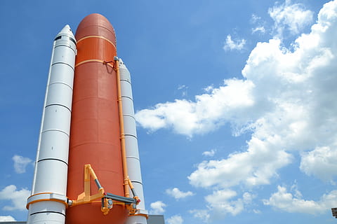 rot, grau, tagsüber, Space Shuttle, NASA, Rakete, Platz, Raumfahrt, blauer Himmel, Industrie, Himmel, Blau, wolke - himmel, Güterverkehr, Flachwinkelansicht, Tag, Fabrik, Natur, Sonnenlicht, draußen, keine Leute, gebaute Struktur, die Architektur, Schornstein, Gebäudehülle, Kraftstoff- und Stromerzeugung, Rohr - Rohr, Metall, Technologie, Umgebung, 4K, CC0, gemeinfrei, lizenzfrei