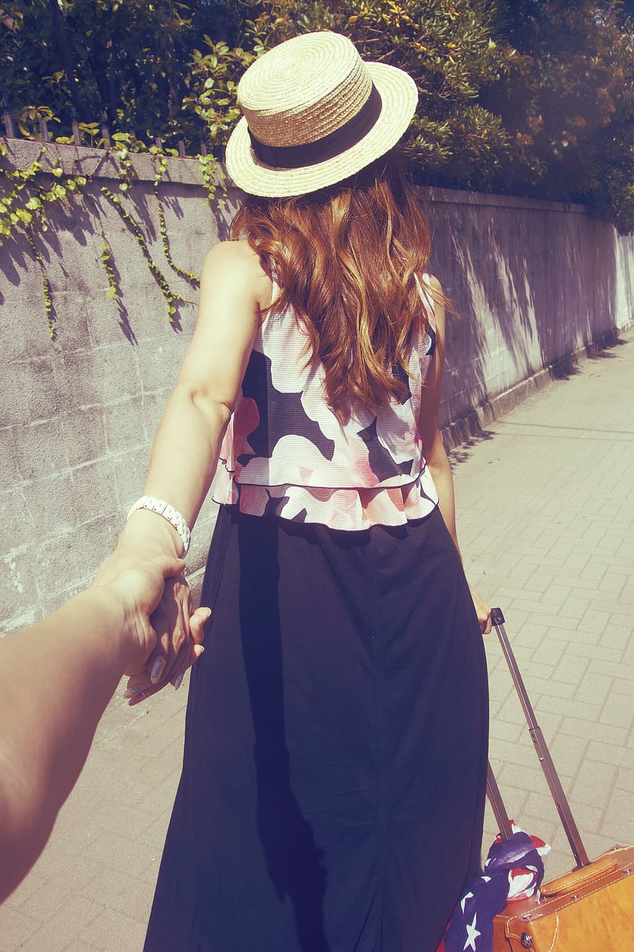 femeie, purtare, negru, roz, rochie, bej, fedora hat, femei, în aer liber, vară, pălărie, femele, stiluri de viață, oameni, tânăr adult, călătorie, hipster, stil retro, vacante, etnie caucaziană, Modă, stradă, distracţie, turist, scenă urbană, o persoana, doar o femeie, adult, oameni adevărați, Activitatea de agrement, îmbrăcăminte, haine casual, zi, păr, natură, coafura, femei tinere, par lung, deținere, lumina soarelui, trei sferturi de lungime, palarie de soare, mână, femeie frumoasă, 1080P