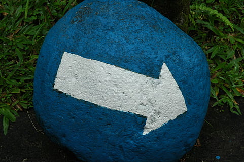 pil, retning, tegn, blå, ingen mennesker, tæt på, dag, meddelelse, skilt, form, hvid farve, udendørs, natur, solid, jord, plante, vejledning, design, geometrisk form, sten-, Kunst og håndværk, symbol, nummer, 2K, CC0, offentligt domæne, royaltyfrie