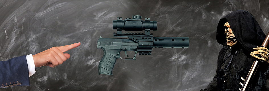 persona, assenyalant, pistola, de cara, figura encaputxada, nota, arma, guerra, mort, desesperació, símbol, lleis de pistoles, vestíbul de pistoles, disparar, humà, pistola de mà, morir, perillós, boomstick, crim, lluita, arma curta, part del cos humà, mà, mà humana, militar, adult, moviment, indústria, maquinària, gent, ocupació, fum - estructura física, negocis, a l'interior, panoràmica, conflicte, fabricació d’equips, agressió, govern, 2K, CC0, domini públic, lliure de regalies