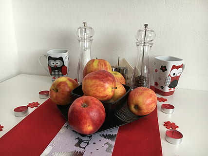 mele, tavola apparecchiata, prima colazione, cibo e bevande, cibo, mangiare sano, frutta, benessere, in casa, freschezza, tavolo, mela - frutto, nessuno, contenitore, rosso, attrezzature domestiche, natura morta, caratteristica della parete, ciotola, stanza domestica, utensile da cucina, Melograno, gruppo di oggetti, maturo, vassoio, piccolo gruppo di oggetti, 4K, CC0, dominio pubblico, privo di copyright