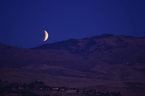 Mond-, Finsternis, Mond, steigend, Nachthimmel, Supermond, Hügel, Nacht-, Himmel, Szenen - Natur, Platz, Berg, Astronomie, Schönheit in der Natur, ruhige Szene, Ruhe, Natur, keine Leute, Umgebung, Landschaft, Vollmond, Gebirge, kopieren sie platz, Dämmerung, draußen, Land, dunkel, Astrologie, planetarischer Mond, Mondlicht, 4K, CC0, gemeinfrei, lizenzfrei