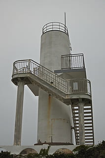phare, côte, partiellement nuageux, architecture, structure construite, réservoir de stockage, ciel, personne, extérieur du bâtiment, faible angle de vue, journée, la nature, usine, château d'eau - réservoir de stockage, industrie, escalier, en plein air, production de carburant et d'électricité, la tour, ciel clair, métal, vieux, silo, réservoir de stockage de carburant, tour de refroidissement, la pollution, conservation d'eau, 5K, CC0, domaine public, libre de droits
