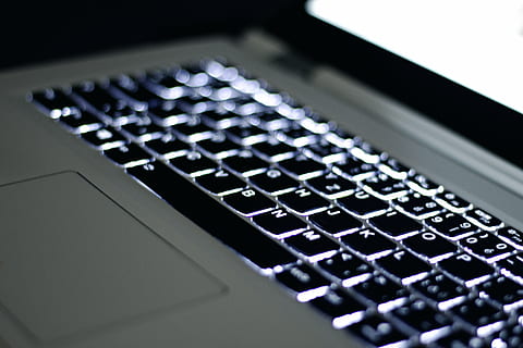 selectief, focusfoto, macbook-toetsenbord, laptop, appel, macbook, computer, browser, Onderzoek, studie, school-, bedrijf, werk, technologie, toetsenbord, internet, pc, computer sleutel, computerapparatuur, detailopname, Draadloze technologie, communicatie, verbinding, computer deel, binnenshuis, geen mensen, uitrusting, industrie, elektronische industrie, computer netwerk, studio opname, elektrische apparatuur, wereldwijde communicatie, zilverkleurig, 5K, CC0, publiek domein, royaltyvrij