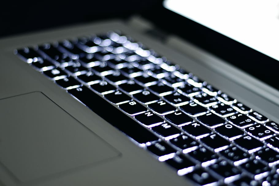 selectiu, fotografia de focus, teclat macbook, portàtil, poma, MacBook, ordinador, navegador, recerca, estudiar, escola, negocis, treballar, tecnologia, teclat d’ordinador, Internet, PC, clau d’ordinador, teclat, equips informàtics, primer pla, tecnologia sense fils, comunicació, connexió, part de l’ordinador, a l'interior, cap gent, equipament, indústria, indústria electrònica, xarxa d’ordinadors, tir de l'estudi, equipament elèctric, comunicacions globals, color plata, 5K