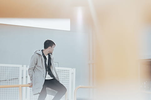 hombres, gris, chaqueta con cremallera, niño, hombre, sentado, pensando, esperando, chaqueta, capa, machos, carril, paciente, gente, joven, persona, hombre joven, adolescente, chico adolescente, muchacho adolescente, una persona, tres cuartos de longitud, mirando, adulto joven, copia espacio, en pie, adulto, mujer, arquitectura, mujer joven, mirando abajo, adentro, persona de negocios, Pelo castaño, día, tecnología, participación, contemplación, peinado, 4K, CC0, dominio público, libre de derechos
