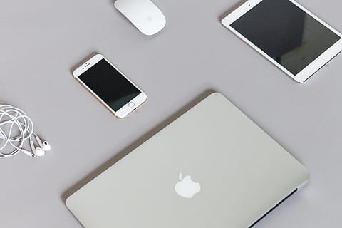 ratón mágico de manzana, iphone 6. ipad, macbook de plata, mesa, macbook, ordenador portátil, computadora, iphone, móvil, teléfono inteligente, Teléfono móvil, tableta, ipad, tecnología, objetos, comunicación, dispositivo de información portátil, tecnología inalámbrica, conexión, el color blanco, adentro, nadie, tableta digital, pantalla, equipo de computadora, negocio, de cerca, música, 2K, CC0, dominio público, libre de derechos