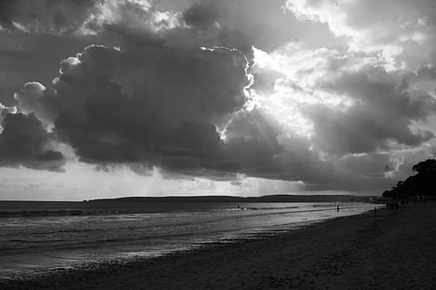 himmel, moln, solljus, moln himmel, himlen moln, natur, molnig, Sol, hav, horisont, naturskön, strand, svartvitt, moln - himmel, storm, clouds, landskap, mulen, vatten, landa, skönhet i naturen, scenics - natur, lugn, lugn plats, dag, inget folk, sand, kraft i naturen, storm moln, utomhus, olycksbådande, 4K, CC0, offentligt domän, royaltyfria