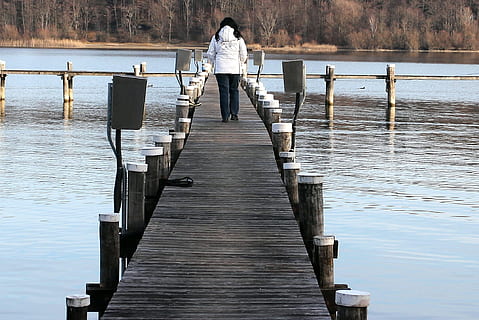 Frau, Gehen, hölzern, Brücke, See, tagsüber, Netz, Weg, Entscheidung, Richtung, Gelegenheit, Alternative, Recht, Nächster, Auswahl, Chance, Person, Mensch, Seebrücke, Anlegesteg, Natur, Wasser, draußen, Menschen, Holz - Material, ruhige Szene, Fluss, Meer, eine Person, Brücke - künstliche Struktur, Erwachsene, in voller Länge, Stehen, Tag, Rückansicht, Freizeitbeschäftigung, Lebensstile, Schönheit in der Natur, Legere Kleidung, Ruhe, Geländer, 1080P, CC0, gemeinfrei, lizenzfrei