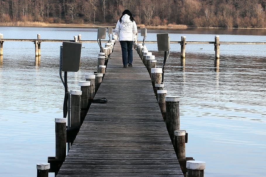 Frau, Gehen, hölzern, Brücke, See, tagsüber, Netz, Weg, Entscheidung, Richtung, Gelegenheit, Alternative, Recht, Nächster, Auswahl, Chance, Person, Mensch, Seebrücke, Anlegesteg, Natur, Wasser, draußen, Menschen, Holz - Material, ruhige Szene, Fluss, Meer, eine Person, Brücke - künstliche Struktur, Erwachsene, in voller Länge, Stehen, Tag, Rückansicht, Freizeitbeschäftigung, Lebensstile, Schönheit in der Natur, Legere Kleidung, Ruhe, Geländer, 1080P