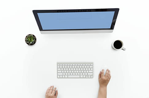 eingeschaltet, eben, Bildschirm Computer, Monitor, Apple Magic Keyboard, Technologie, Computer, kabellose Technologie, Verbindung, Computerausrüstung, menschliche Hand, menschliches Körperteil, Kommunikation, Schreibtisch, Tabelle, Computer Tastatur, Tastatur, Geschäft, Internet, Hand, Erwachsene, drinnen, Menschen, weißer Hintergrund, Möbel, Computerbildschirm, Flachbildschirm, 1080P, CC0, gemeinfrei, lizenzfrei