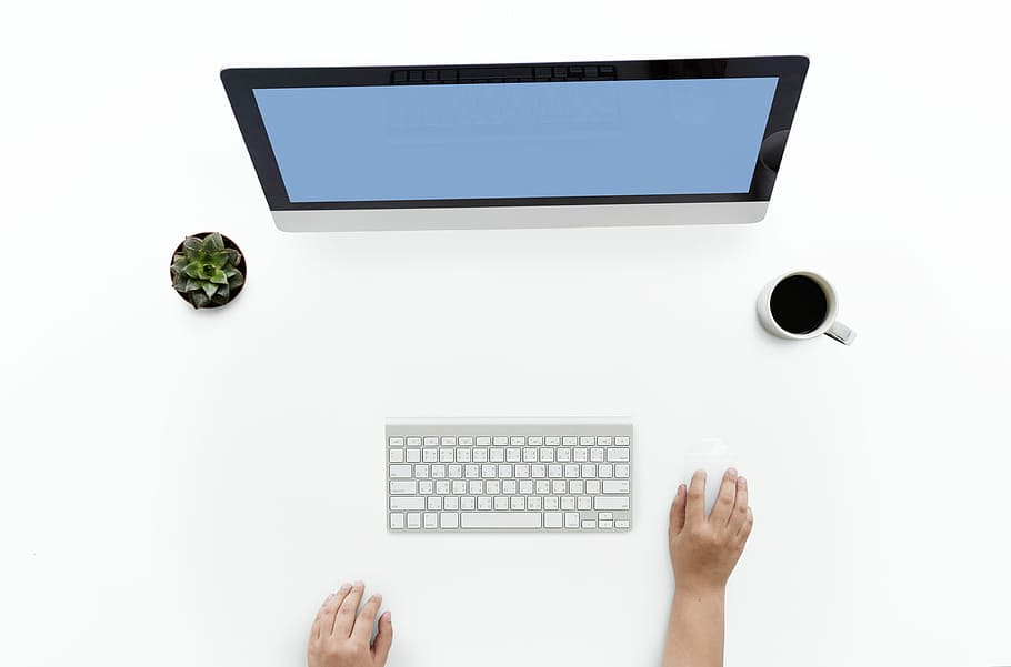 acceso, piatto, schermo computer, tenere sotto controllo, tastiera magic apple, tecnologia, computer, tecnologia wireless, connessione, attrezzatura informatica, mano umana, parte del corpo umano, comunicazione, scrivania, tavolo, tastiera del computer, tastiera, attività commerciale, Internet, mano, adulto, in casa, persone, sfondo bianco, mobilia, schermo del computer, schermo piatto, 1080P