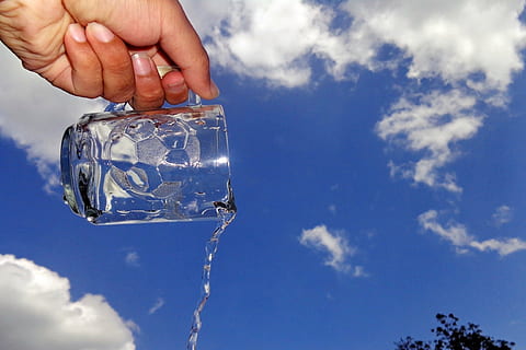 conceptual, idea, creativitat, estil, blau, cel, núvols, mà, aigua, indonèsia, mà humana, part del cos humà, núvol - cel, celebració, Finances, gent, naturalesa, negocis, transparent, abocament, riquesa, refresc, a l'aire lliure, moneda, vidre - material, vidre, dit, despesa, 4K, CC0, domini públic, lliure de regalies