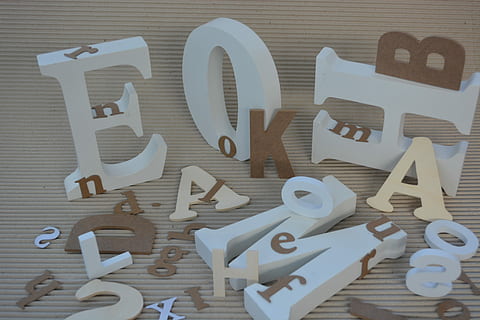 Briefe, Initiale, grafisch, ABC, Kunst, Grafik, Typografie, Schriftart, Holz, kreativ, Beige, braun, Weiß, Karton, einzelnes Wort, Alphabet, Text, Typoskript, Holz - Material, Hintergründe, keine Leute, große gruppe von gegenständen, Studioaufnahme, Nahansicht, drinnen, Ausrüstung, westliche Schrift, Stillleben, Kommunikation, Brief, Großbuchstabe, Tabelle, Wahl, Variation, High Angle View, Gruppe von Objekten, direkt darüber, Gruppe, weiße Farbe, 4K, CC0, gemeinfrei, lizenzfrei