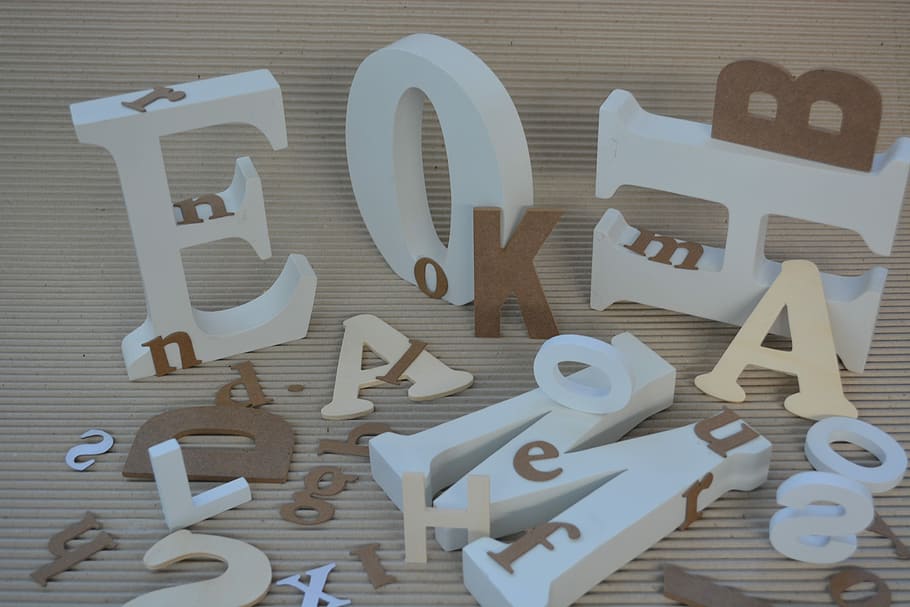 lletres, inicial, gràficament, abc, art, gràfic, tipografia, Font, fusta, creatiu, beix, marró, blanc, cartró, sola paraula, alfabet, text, mecanografiat, material de fusta, fons, cap gent, gran grup d'objectes, tir de l'estudi, primer pla, a l'interior, equipament, guió occidental, natura morta, comunicació, carta, lletra majúscula, taula, elecció, variació, vista d’angle alt, grup d'objectes, directament a sobre, grup, Color blanc, 4K