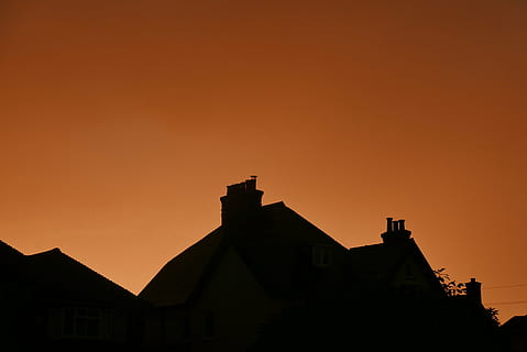 solnedgang, sunsetting, skyer, storm, landskab, arkitektur, bygget struktur, bygning udvendig, himmel, silhuet, bygning, orange farve, natur, ingen mennesker, sted for tilbedelse, kopiere plads, religion, lav vinkel visning, spiritualitet, tro, hus, skyfri himmel, udendørs, romantisk himmel, 4K, CC0, offentligt domæne, royaltyfrie