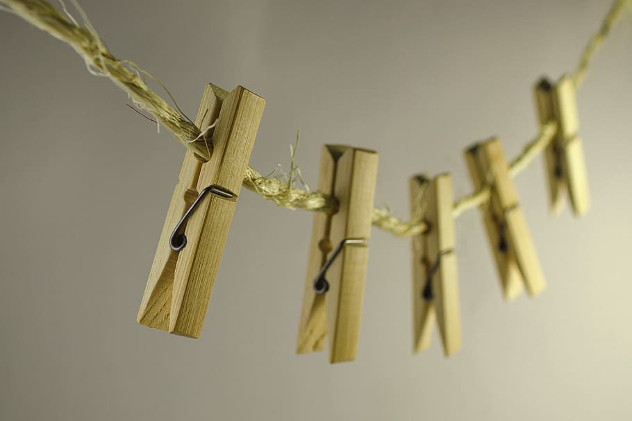 braun, hölzern, Clips, Seil, weiße Wäscheklammer, peg, Linie, Zeichenfolge, Kunst, keine Leute, hängend, Wäscheklammer, drinnen, Nahansicht, Fokus auf den Vordergrund, Studioaufnahme, Holz - Material, Dekoration, Feier, selektiver Fokus, Stillleben, Gruppe von Objekten, goldfarben, Metall, Pflanze, mittlere Gruppe von Objekten, Natur, Urlaub, 4K