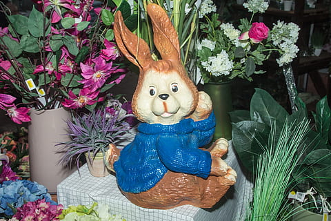 Pasqua, conill de Pasqua, llebre, figura, decoració de pasqua, decoració, representació, planta, planta amb flors, representació humana, flor, cap gent, art i artesania, naturalesa, creativitat, joguina, escultura, festa, planta en test, dia, creixement, full, 1080P, CC0, domini públic, lliure de regalies