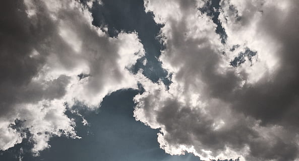 bianca, grigio, nuvole, blu, chiaro, nuvoloso, cielo, soleggiato, nuvola - cielo, Cloudscape, atmosfera, tempesta, bellezza nella natura, natura, scenics - natura, cielo drammatico, sfondi, nessuno, ambiente, vento, nuvola temporalesca, all'aperto, buio, luce del sole, clima, sole, meteorologia, pioggia, infausto, luminosa, 2K, CC0, dominio pubblico, privo di copyright