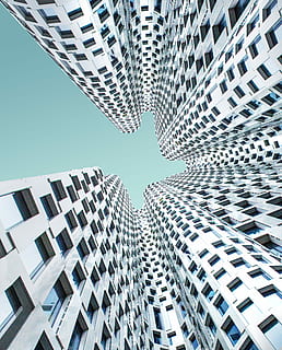 Basso, vista d'angolo, grattacielo, edifici, foto ad angolo basso, grigio, costruzione, prese, giorno, modello, bianca, alzavola, forma, esterno dell'edificio, struttura costruita, architettura, cielo, moderno, città, Inquadratura dal basso, edificio per uffici esterno, alto - alto, finestra, nessuno, Torre, ufficio, natura, futuristico, blu, composito digitale, direttamente sotto, appartamento, 4K, CC0, dominio pubblico, privo di copyright