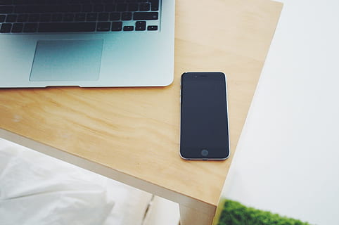 măr, iPhone, smartphone, birou, calculator, laptop, macbook, tehnologie, atingere, ecran tactil, comunicare, tehnologia fără fir, conexiune, dispozitiv portabil de informații, masa, telefon inteligent, telefon mobil, în interior, nici o persoana, lemn - material, ecranul dispozitivului, ecran, vedere în unghi mare, natură moartă, tastatură, a închide, 1080P, CC0, domeniu public, fără drepturi de autor