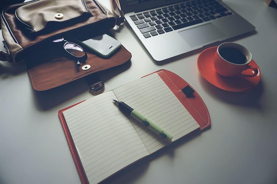 blanc, bolígraf, quadern, al costat, taronja, ceràmica, tassa de cafè, plat, situat, superior, taula, portàtil, iphone, cafè, gots, bossa, moda, tecnologia, mòbil, smartphone, espai de treball, comunicació, digital, ordinador, negocis, Internet, en línia, telèfon, dona, home de negocis, gadget, tecnologia mòbil, tocar, telèfon intel·ligent, cel·la, a l'interior, oficina, treballar, posar en marxa, femella, feliç, adult, estil de vida, persona, escriptori, cafè - beguda, tassa, treball, beure, vista d’angle alt, connexió, tecnologia sense fils, menjar i beguda, mobles, natura morta, cap gent, bloc de notes, teclat, en blanc, 5K