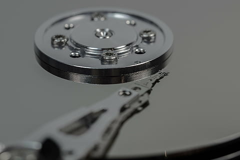 Festplatte, hdd, Hardware-, Computer, Platte, Makro, Datenspeicher, Technologie, Leseköpfe, Innenleben, Komponente, Chip, es, Magnetköpfe, sata, Tafel, Digital, Datenverarbeitung, Hauptplatine, Druckköpfe, magnetische Datenspeicherung, Daten, ausgeschnitten, Stift, edp, Detail, Speicherkarte, drinnen, Nahansicht, keine Leute, Metall, Ausrüstung, Kreis, Geometrische Figur, Studioaufnahme, einzelnes Objekt, Computerteil, glänzend, Computerausrüstung, Hintergründe, selektiver Fokus, Richtigkeit, Silber - Metall, gestalten, silberfarben, 4K, CC0, gemeinfrei, lizenzfrei
