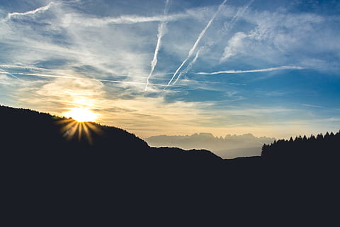 Rauchfahne, Himmel, hoch, Bäume, Silhouette, Sonnenaufgang, Landschaftsfotografie, tagsüber, Natur, Sonnenuntergang, wolke - himmel, szenen, draußen, Landschaft, Wolkengebilde, Schönheit in der Natur, Dämmerung, Sommer-, Sonne, Blau, Sonnenlicht, Szenen - Natur, Ruhe, ruhige Szene, Kondensstreifen, Berg, idyllisch, keine Leute, Umgebung, Sonnenstrahl, Nicht-städtische Szene, Flachwinkelansicht, hell, Linseneffekt, Gipfel, 5K, CC0, gemeinfrei, lizenzfrei