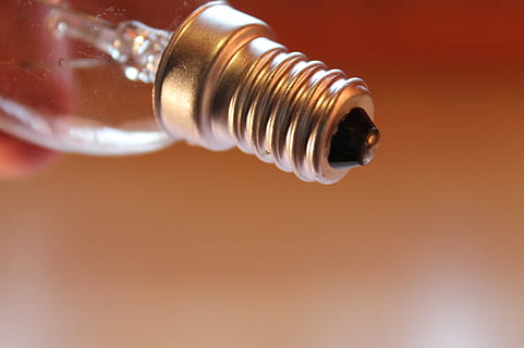 bombeta roscada, fil, bombeta, cap gent, primer pla, dia, a l'interior, sol objecte, metall, generació de combustible i energia, menjar i beguda, centrar-se en primer pla, còpia espai, disseny, tir de l'estudi, forma, dos objectes, medi ambient, fons de colors, agut, benestar, qüestions ambientals, salut i medicina, Pol · lució, 2K, CC0, domini públic, lliure de regalies