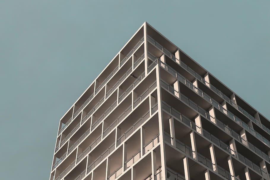 edifici de gran alçada blanc, arquitectura, edifici, infraestructura, cel, torre, estructura construïda, industria de la construcció, apartament, exterior de l'edifici, modern, concret, escena urbana, finestra, vista d’angle baix, cel clar, naturalesa, cap gent, exterior d’edifici d’oficines, ciutat, oficina, dia, llum solar, blau, patró, a l'aire lliure, vidre - material, còpia espai, gratacels, recursos sostenibles, 4K