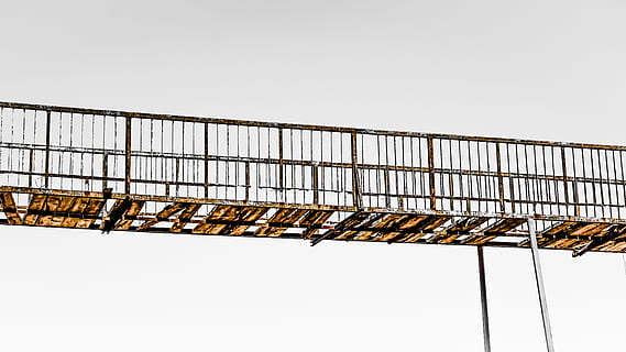 pont, rouillé, détruit, coupure, pourriture, abandon, ciel, espace de copie, architecture, la nature, personne, faible angle de vue, journée, ciel clair, structure construite, en plein air, industrie de construction, énergie renouvelable, chantier de construction, conservation de l'environnement, ensoleillé, environnement, énergie alternative, industrie, développement, bâtiment, 5K, CC0, domaine public, libre de droits
