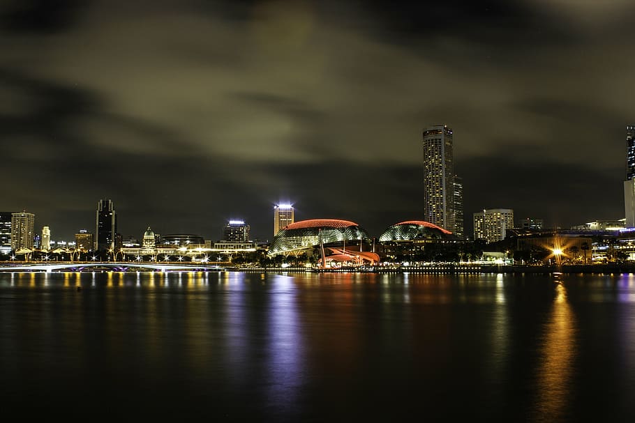 badia, edificis, núvols, llum, Marina Bay Sands, nit, reflexió, Singapur, vista, arquitectura, il·luminat, exterior de l'edifici, estructura construïda, paisatge urbà, cel, ciutat, davant del mar, aigua, edifici, núvol - cel, naturalesa, exterior d’edifici d’oficines, cap gent, riu, destinacions de viatge, gratacels, pont - estructura feta per l'home, alta - alta, a l'aire lliure, modern, 5K