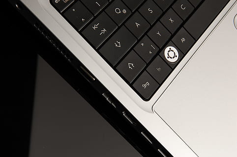 notesbog, computer, ubuntu, tastatur, teknologi, meddelelse, indendørs, trådløs teknologi, forbindelse, computerudstyr, nummer, computer tastatur, tæt på, sort farve, vestlige script, ingen mennesker, tekst, bærbar informationsenhed, computer nøgle, bærbar, høj vinkel visning, computer del, trykknap, 4K, CC0, offentligt domæne, royaltyfrie