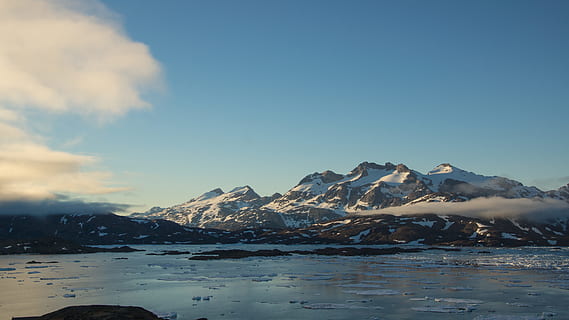 Berg, Meer, Wolken, schwimmend, Eis, Schnee, Grönland, Sommer-, Abend, Packeis, Nebel, kalte Temperatur, Winter, Szenen - Natur, Schönheit in der Natur, Himmel, schneebedeckter Berg, Gebirge, Landschaft, Wasser, ruhige Szene, Ruhe, Umgebung, Natur, wolke - himmel, Nicht-städtische Szene, keine Leute, draußen, Gipfel, 5K, CC0, gemeinfrei, lizenzfrei
