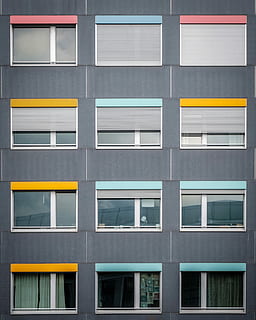 foto, gris, concret, edifici, clar, finestres de vidre, durant el dia, panell de finestra gris, finestres, arquitectura, reflexió, marc, exterior de l'edifici, estructura construïda, finestra, cap gent, barri residencial, marc complet, fons, vidre - material, ciutat, dia, a l'aire lliure, modern, groc, patró, en fila, costat a costat, repetició, disseny, apartament, 4K, CC0, domini públic, lliure de regalies