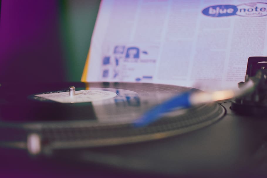bluenote 2, schwarzer Vinylspieler, Aufzeichnung, Abspielgerät, Vinyl, Scheibe, Arm, Drehscheibe, Musik-, selektiver Fokus, Kunst, Kultur und Unterhaltung, Technologie, Nahansicht, Retro-Stil, drinnen, Bewegung, keine Leute, Papier-, Plattenspieler Nadel, Ausrüstung, Tontechnik, Zeitung, Aktivität, Spinnen, Finanzen, 5K