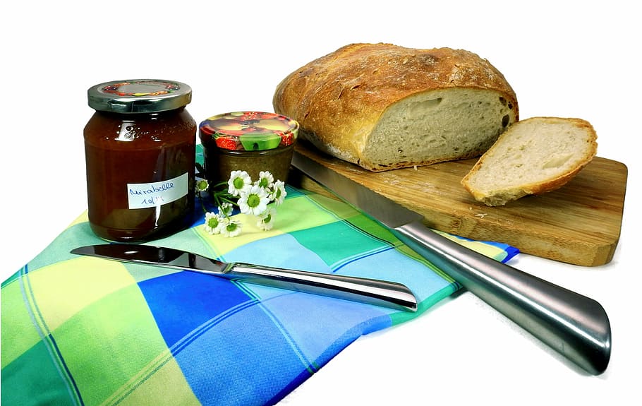 morgenmad, brød, spise, brødskiver, mad, marmelade, snack, Bagværk, hjemmelavet, frugtagtig, ernæring, kniv, kulhydrater, hvede, korn, sød, mad og drikke, indendørs, velvære, beholder, sund kost, bord, friskhed, stilleben, studio skud, hvid baggrund, ingen mennesker, skærebræt, spise redskaber, flaske, bordkniv, måltid, tæt på, Brunt brød, 4K