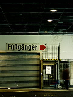 Verzeichnis, Fußgänger, Zeichen, Hinweis, Straßenschild, Schild, Straße, Tor, städtisch, Strassenfotografie, Düsseldorf, Stadt, Text, westliche Schrift, Kommunikation, die Architektur, gebaute Struktur, Transport, drinnen, Information, beleuchtet, keine Leute, nicht-westliche Schrift, Skript, öffentliche Verkehrsmittel, Großbuchstabe, Hinweisschild, U-Bahnstation, Beratung, Lichtanlage, Decke, Bahnhof, Parkhaus, 4K, CC0, gemeinfrei, lizenzfrei