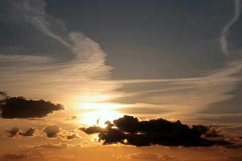 gün batımı, Güneş, bulutlar, Kara bulutlar, parlak bulut, jet duman izi, abendstimmung, gökyüzü, akşam, Akşam gökyüzü, doğa, bulut - gökyüzü, akşam karanlığı, açık havada, yaz, Güneş ışığı, hava, scenics, cloudscape, arka, manzaralar - doğa, doğada güzellik, huzur, sakin sahne, pastoral, turuncu renk, insansız, dramatik gökyüzü, huşu, güneş ışını, çevre, siluet, parlak, parlak aydınlatılmış, 5K, CC0, kamu malı, telif ücretsiz