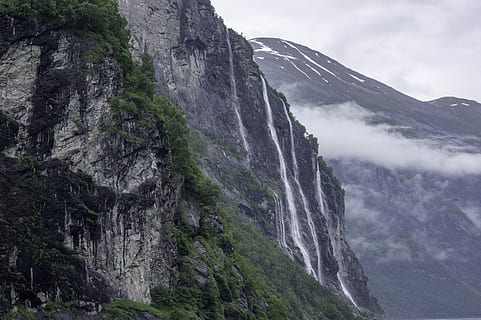 Wasserfälle durch Klippen, oben, Aussicht, Gebirgswasserfälle, Berg, Baum, Wolke, Cliff, Nebel, Wasserfall, Landschaft, Wolkengebilde, robust, Urwald, Kante, Tapete, erkunden, Reise, Himmel, Rock, Rock - Objekt, solide, Schönheit in der Natur, Szenen - Natur, Natur, wolke - himmel, Felsformation, Geologie, Umgebung, keine Leute, Land, Gebirge, draußen, steil, Gipfel, Formation, Kraft in der Natur, 5K, CC0, gemeinfrei, lizenzfrei