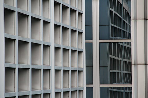 arhitectură, clădire, structura, fereastră, case de fatada, modern, cadru complet, fundaluri, construită, model, nici o persoana, exteriorul clădirii, repetiţie, zi, formă, sticlă - material, geometrică, consecutiv, forma pătrată, în aer liber, proiecta, a închide, vedere unghiulară joasă, exteriorul clădirii de birouri, apartament, 5K, CC0, domeniu public, fără drepturi de autor