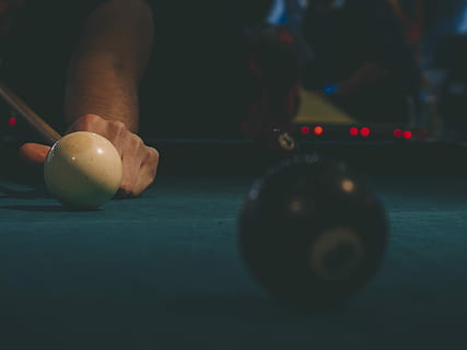 person spiller billard, pool, bord, cue, hvid, sort, sport, bold, pool bold, poolbord, fritidsaktivitet, rigtige mennesker, en person, pool - cue sport, livsstil, indendørs, spille, sfære, menneskelig kropsdel, menneskelig hånd, hånd, pool cue, konkurrence, tæt på, finger, 2K, CC0, offentligt domæne, royaltyfrie