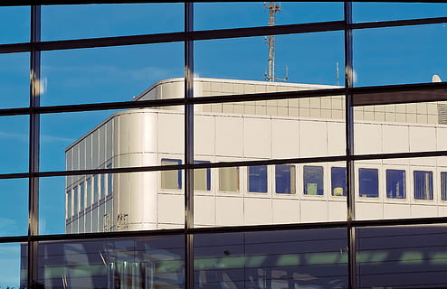 architettura, facciata, costruzione, finestra, finestra frontale, moderno, bicchiere, design, facciata in vetro, vetro frontale, dentro, aeroporto, Düsseldorf, aeroporto düsseldorf, Visualizza dettagli, struttura costruita, giorno, nessuno, esterno dell'edificio, riflessione, vetro - materiale, cielo, modello, natura, blu, all'aperto, Inquadratura dal basso, trasparente, luce del sole, città, ufficio, edificio per uffici esterno, telaio della finestra, 4K, CC0, dominio pubblico, privo di copyright
