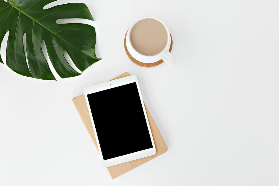 blanc, ipad, superfície, superior, mínim, flatlay, espai de treball, cafè, full, tassa, cafè lletós, pantalla, digital, netejar, treballar, homeoffice, escriptori, vista superior, minimalista, fusta, natural, quadern, còpia espai, menjar i beguda, en blanc, beure, temes de fotografia, Color blanc, tassa de cafè, cap gent, fons blanc, tir de l'estudi, tallar, directament a sobre, a l'interior, cafè - beguda, refresc, grup d'objectes, menjar, tassa de te, angle, 5K
