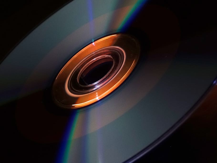 CD, DVD, bordo, demarcazione, rifrazione, brillante, vetroso, arancia, nero, disco, computer, digitale, dati, centro, tecnologia, avvicinamento, in casa, multicolore, forma geometrica, nessuno, cerchio, compact disc, forma, modello, cultura artistica e intrattenimento, astratto, riflessione, design, carta, natura morta, musica, sfondi, fotogramma intero, vista dall'alto, 2K